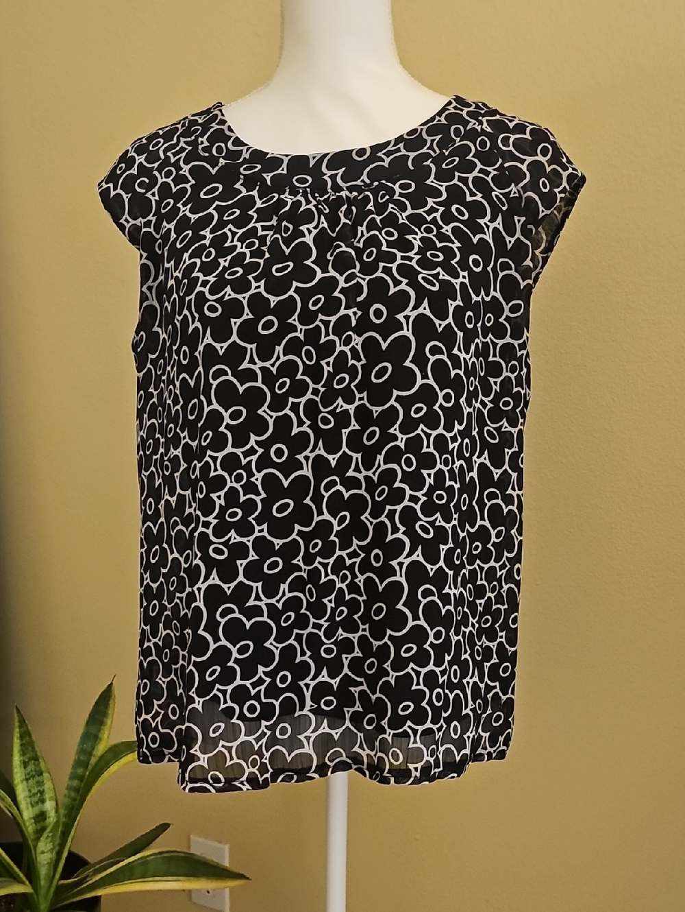 Black & White Floral Cap-Sleeve Women's Top
